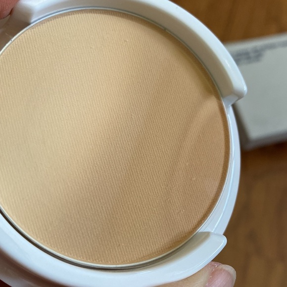 MAC Lightful powder Foundation NC40!  New and unused. Refill. Super rare. - Picture 2 of 3